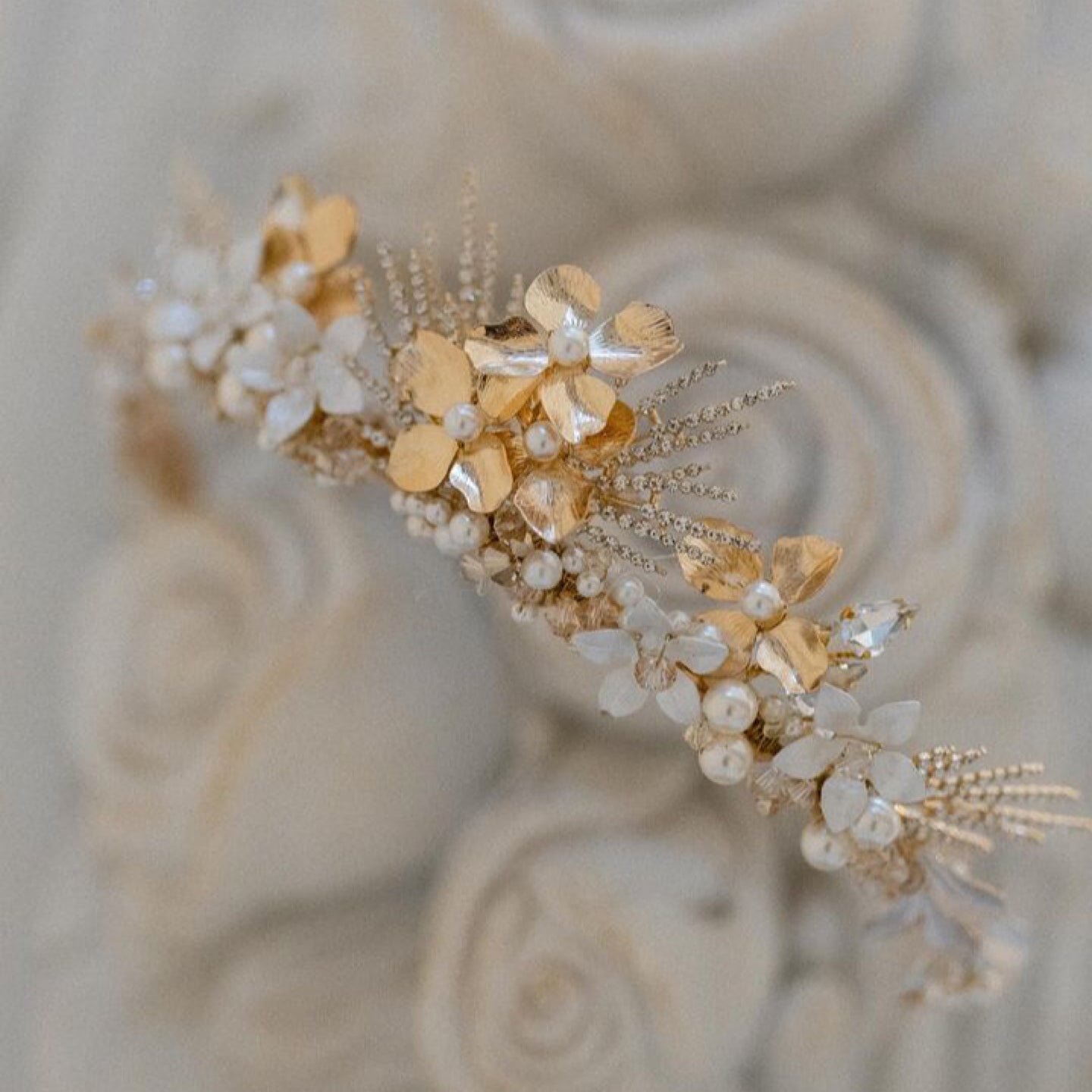 Passion gold tiara with flowers